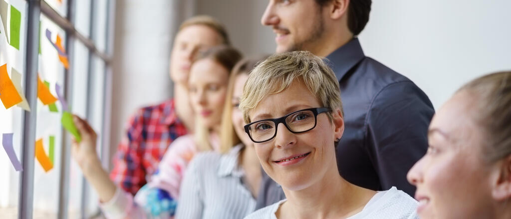 Eine frau arbeitet im Team in einem Workshop