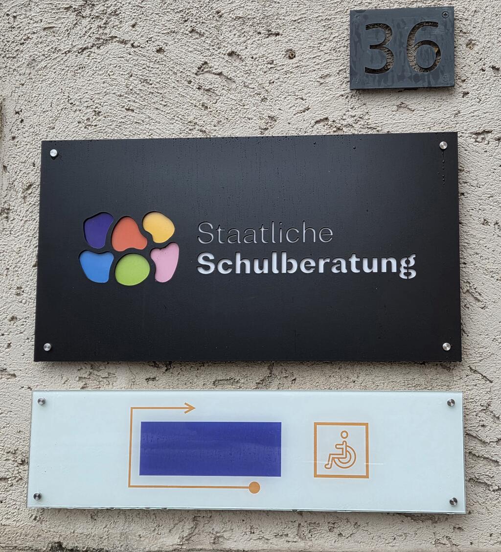 Schild Eingang Rollstuhl Staatliche Schulberatungsstelle für Niederbayern