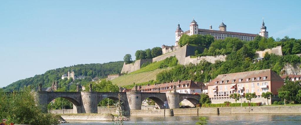 Mainkai mit Blick auf Festung Marienberg