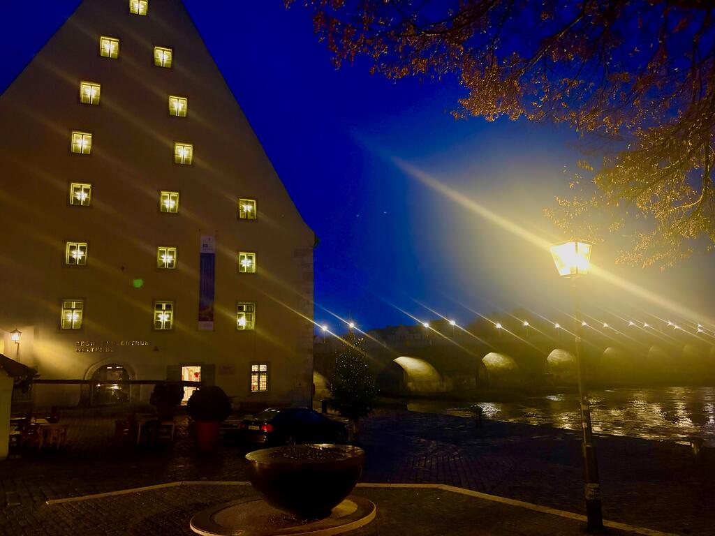 Historischer Salzstadel Regensburg in weihnachtlicher Beleuchtung